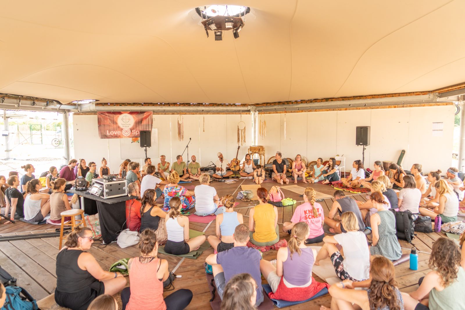 Voller Saal beim Festival